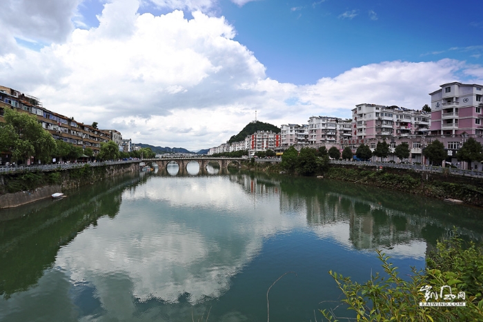 五百年的擁抱，一座城兩座橋