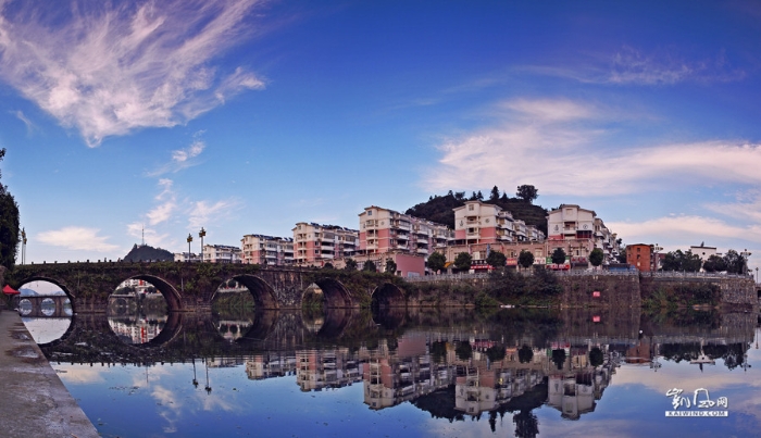 五百年的擁抱，一座城兩座橋