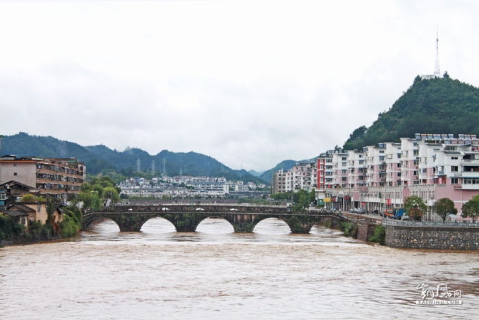 五百年的擁抱，一座城兩座橋