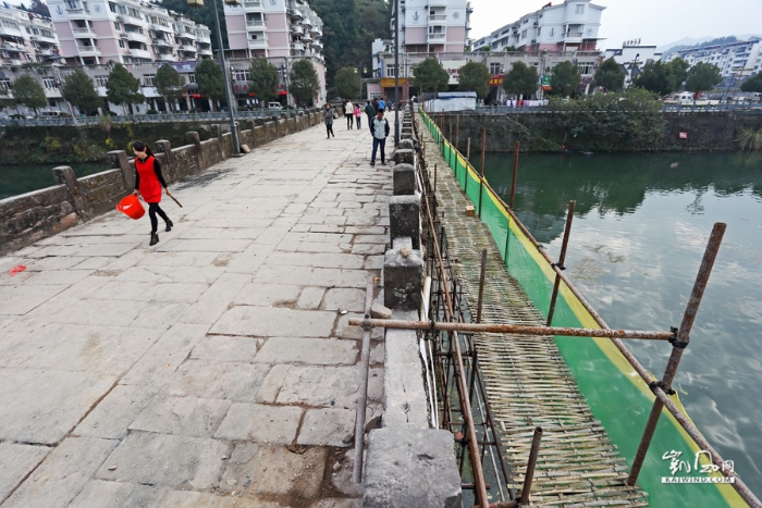 五百年的擁抱，一座城兩座橋
