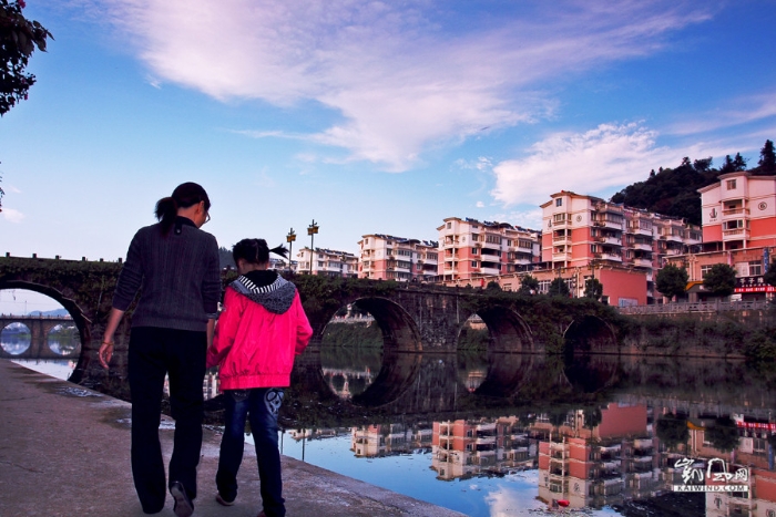 五百年的擁抱，一座城兩座橋