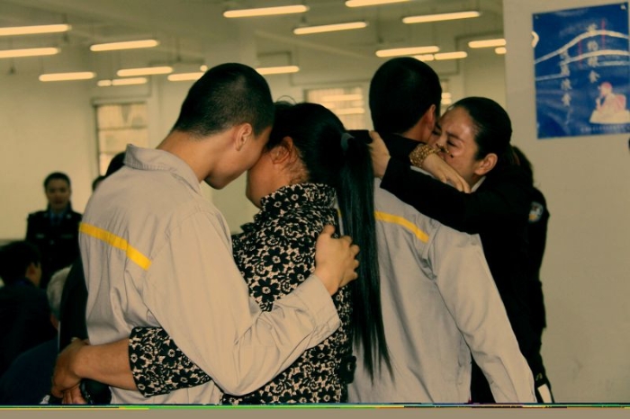穿越高墻的母愛(ài)--“孩子，跌倒了再爬起來(lái)，媽媽盼你早日回家！”