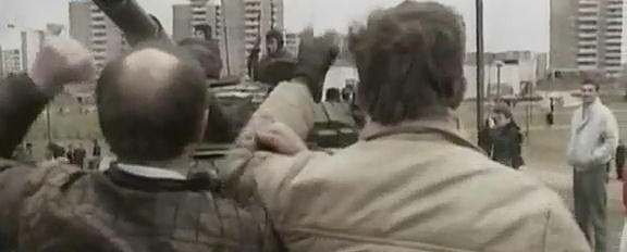 1990年11月紀(jì)念十月革命紅場閱兵式前，受閱的坦克部隊遭遇反對派群眾圍阻。