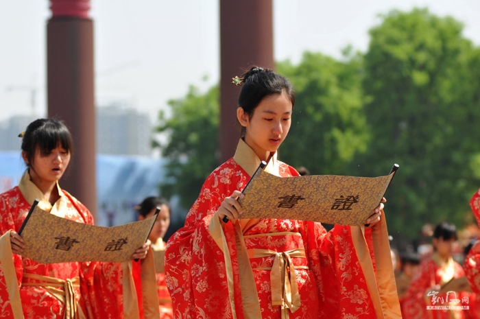 西安舉辦千名學(xué)子漢式成人禮