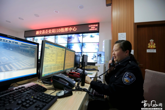 圖 1：2月18日夜，廣西柳州市融安縣公安局110指揮中心，值班協(xié)警鄧麗婷正在接聽報警電話。（譚凱興攝）副本