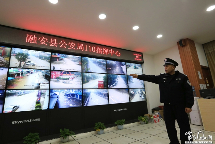 圖2：2月18日夜，廣西柳州市融安縣公安局110指揮中心，值班民警韋聯(lián)華正在分析警情。（譚凱興攝）副本