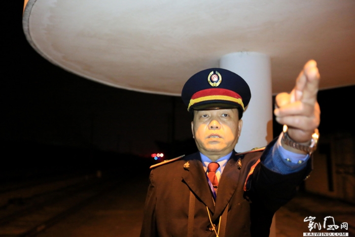 圖5：2月18日夜，廣西柳州市融安縣火車站站臺，助理值班員劉建榮在接發(fā)列車。（譚凱興攝）副本
