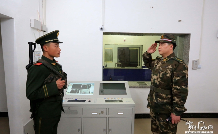 圖6：2月18日夜，在武警廣西柳州市融安縣中隊?wèi)?yīng)急值班室，中隊長李明建在檢查值班情況。（譚凱興攝）副本