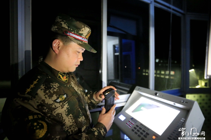 圖7：2月18日夜，在武警廣西柳州市融安縣中隊1號值班哨位，中隊長李明建在檢查槍彈情況。（譚凱興攝）副本