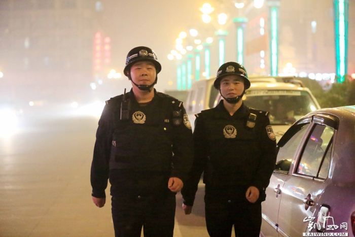 圖10：2月18日夜，值班民警謝?。ㄗ螅┖屯略趶V西柳州市融安縣廣場南路巡邏。（譚凱興攝）副本
