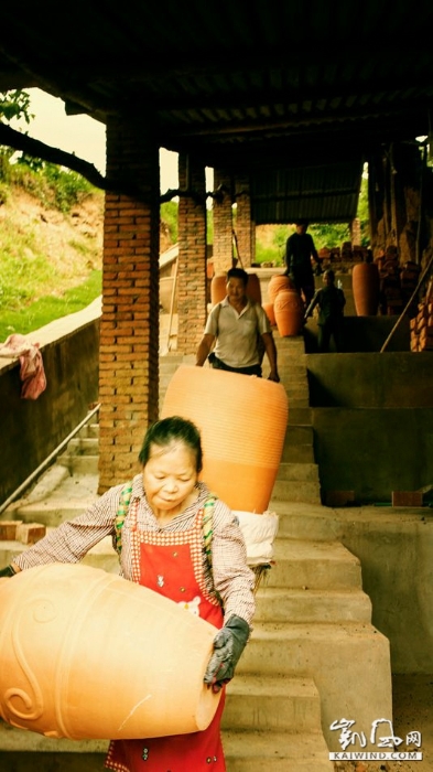 擔(dān)任搬運的，都是當(dāng)?shù)氐睦夏耆耍蛴帽澈t背著，或是兩人抬著，有時還用手順便拿幾個小的罐子