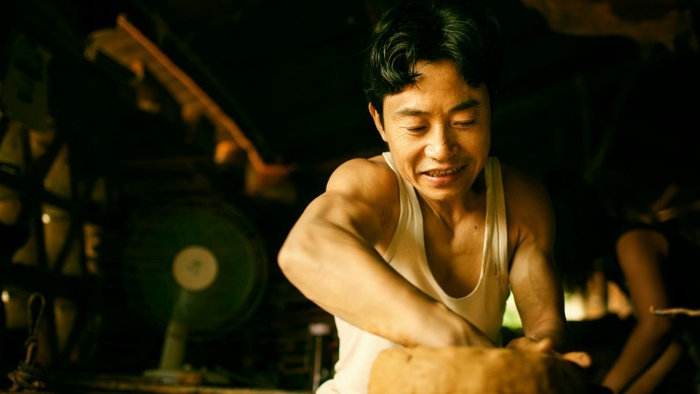 制作土陶車間的工人也在忙碌著，從土坯到土陶的完成，都是全手工