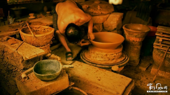 窯里的環(huán)境不好，外來工都住在廠里，生活比較艱苦，但只要努力做，收入還是可觀