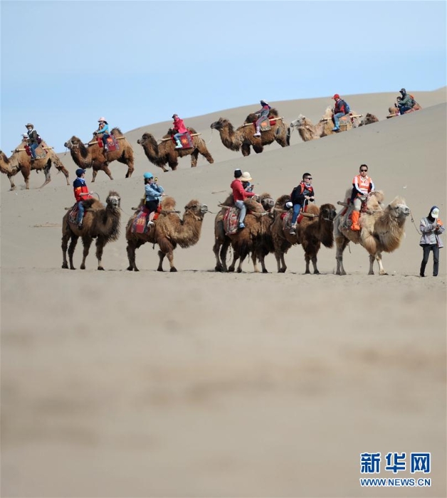 （一帶一路·好風(fēng)光）（2）敦煌鳴沙山上體驗大漠駝隊