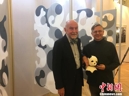 德國(guó)民眾抱著熊貓玩偶合影?！＄娦馈z