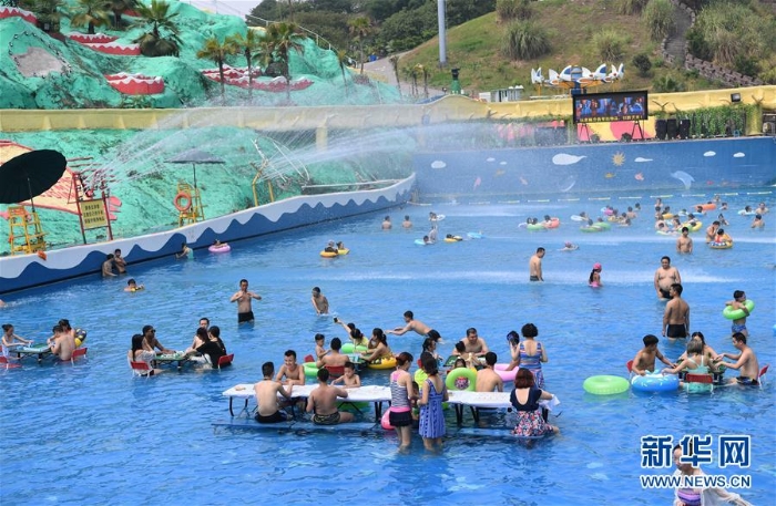 （社會(huì)）（1）重慶：“水中棋牌”消酷暑