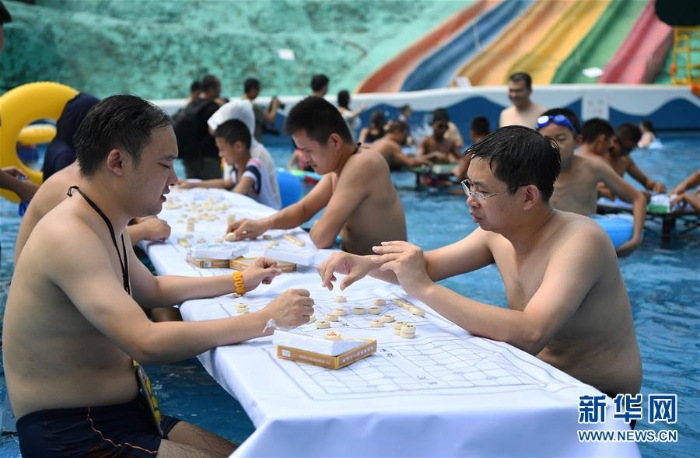 （社會(huì)）（2）重慶：“水中棋牌”消酷暑