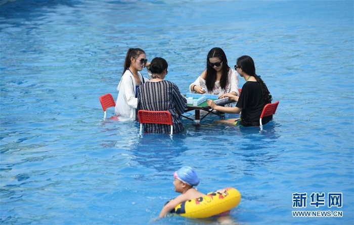 （社會(huì)）（4）重慶：“水中棋牌”消酷暑