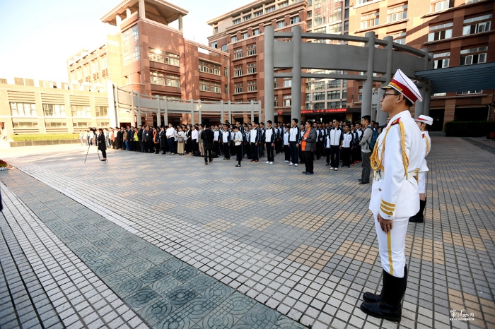 陜西西安：近千名陜港中學(xué)生國旗下感恩兩地教師