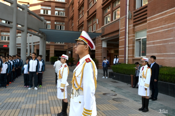 陜西西安：近千名陜港中學(xué)生國旗下感恩兩地教師