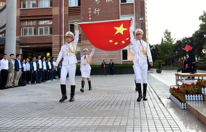 陜西西安：近千名陜港中學(xué)生國旗下感恩兩地教師