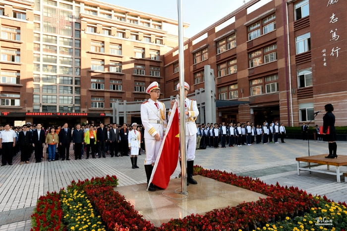 陜西西安：近千名陜港中學(xué)生國旗下感恩兩地教師