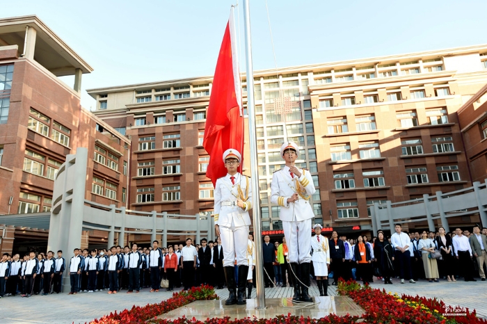 陜西西安：近千名陜港中學(xué)生國旗下感恩兩地教師