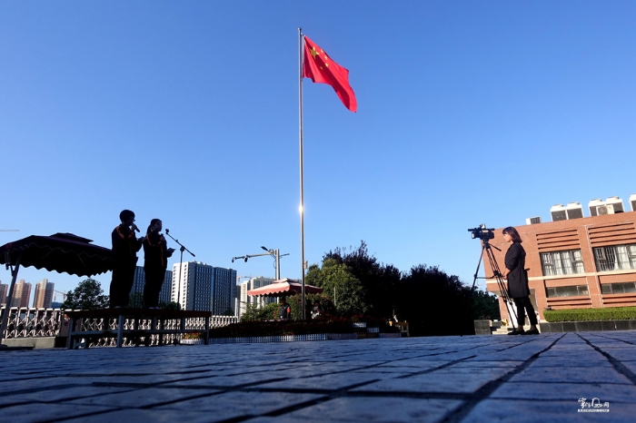 陜西西安：近千名陜港中學(xué)生國旗下感恩兩地教師