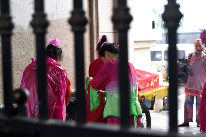 陜西西安：古城上演雨中傳統(tǒng)婚禮