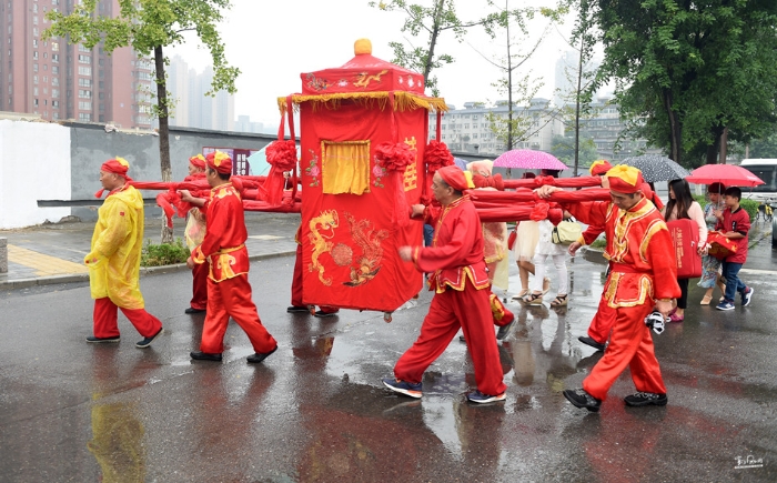 陜西西安：古城上演雨中傳統(tǒng)婚禮