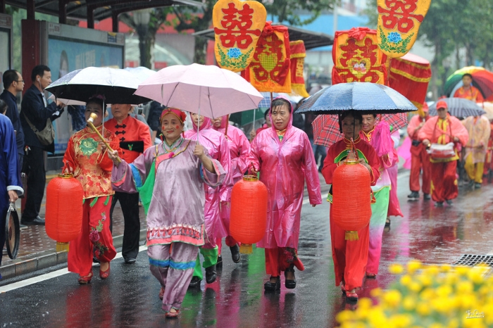 陜西西安：古城上演雨中傳統(tǒng)婚禮