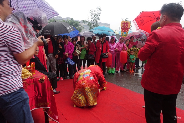 陜西西安：古城上演雨中傳統(tǒng)婚禮