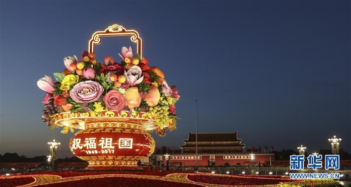 （社會(huì)）（4）天安門廣場(chǎng)“花果籃”流光溢彩