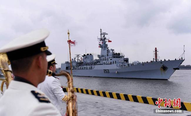 11月30日，巴基斯坦海軍“賽伊夫”號(hào)護(hù)衛(wèi)艦（舷號(hào)F253）在艦長(zhǎng)沙赫扎德·伊克巴爾上校率領(lǐng)下，抵達(dá)上海吳淞某軍港，開(kāi)始對(duì)上海進(jìn)行為期5天的友好訪問(wèn)，這是“賽伊夫”號(hào)第一次訪問(wèn)上海，也是巴基斯坦海軍艦艇第8次訪問(wèn)上海。圖為軍樂(lè)隊(duì)奏響歡迎曲，歡迎”賽伊夫“號(hào)護(hù)衛(wèi)艦訪問(wèn)上海。 中新社發(fā) 劉勇 攝
