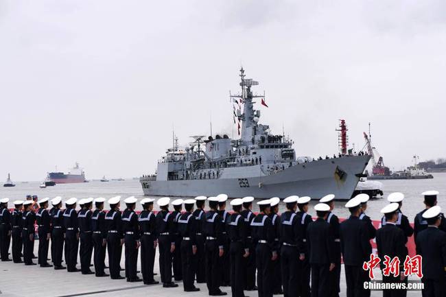 東海艦隊(duì)某基地舉行儀式歡迎”賽伊夫“號(hào)護(hù)衛(wèi)艦訪問(wèn)上海。 中新社發(fā) 劉勇 攝