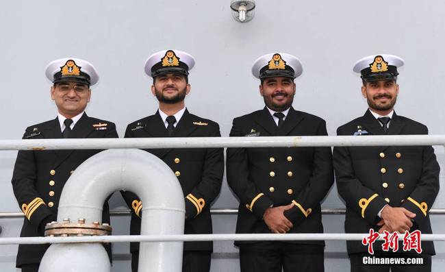 “賽伊夫”號(hào)護(hù)衛(wèi)艦上的年輕軍官。 中新社發(fā) 劉勇 攝