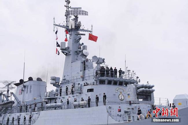 “賽伊夫”號(hào)護(hù)衛(wèi)艦官兵分區(qū)列隊(duì)站進(jìn)港。 中新社發(fā) 劉勇 攝