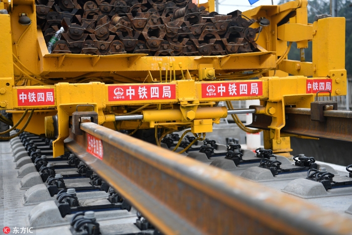 “世界首條山區(qū)高鐵”開始鋪軌 機器、工人協(xié)同作戰(zhàn)每天鋪6公里【2】