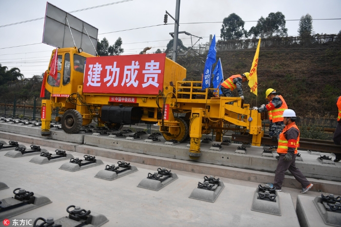 “世界首條山區(qū)高鐵”開始鋪軌 機器、工人協(xié)同作戰(zhàn)每天鋪6公里【4】
