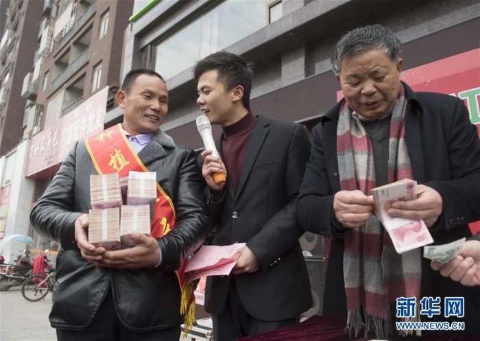 （社會）（2）江西種糧大戶連續(xù)7年給農(nóng)民發(fā)巨額年終獎