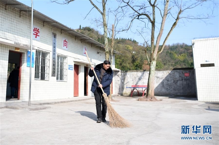 （圖片故事）（9）重慶：61歲教師堅守鄉(xiāng)村小學(xué)40年