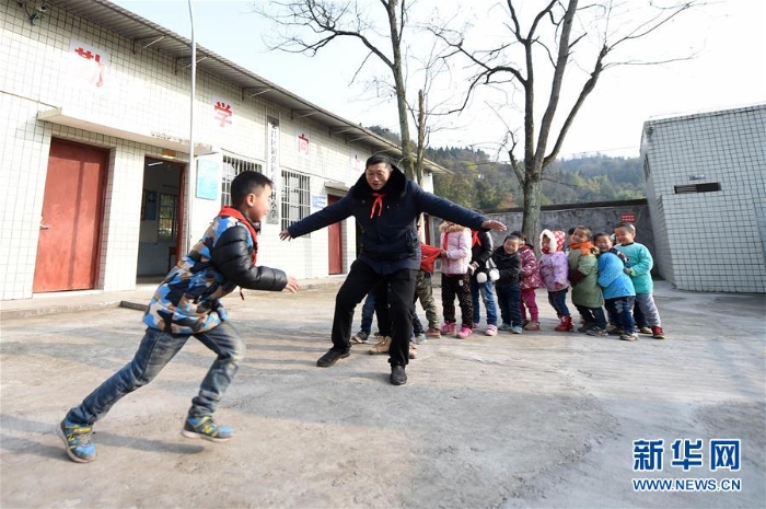 （圖片故事）（8）重慶：61歲教師堅守鄉(xiāng)村小學(xué)40年