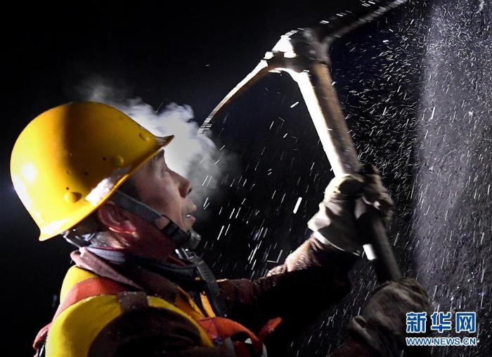 （走基層 聽民聲·圖文互動）（1）風(fēng)雪鐵路打冰人