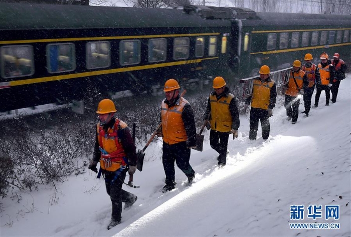 （走基層 聽民聲·圖文互動）（2）風(fēng)雪鐵路打冰人