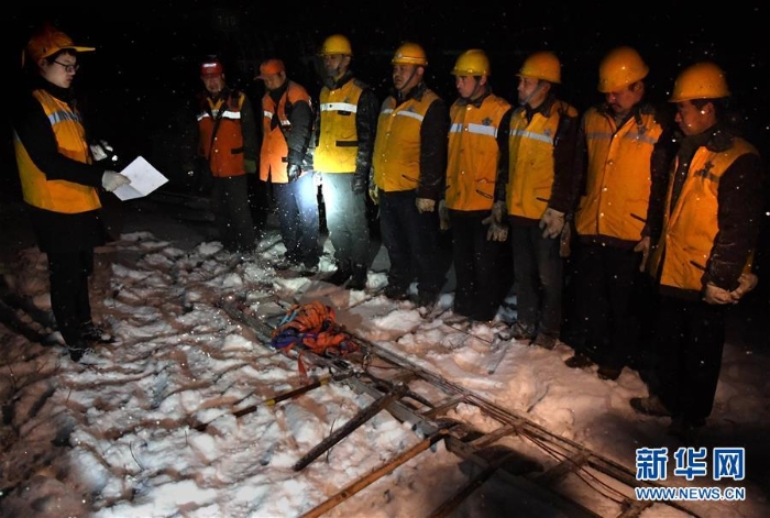 （走基層 聽民聲·圖文互動）（3）風(fēng)雪鐵路打冰人