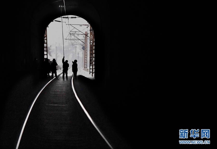 （走基層 聽民聲·圖文互動）（5）風(fēng)雪鐵路打冰人