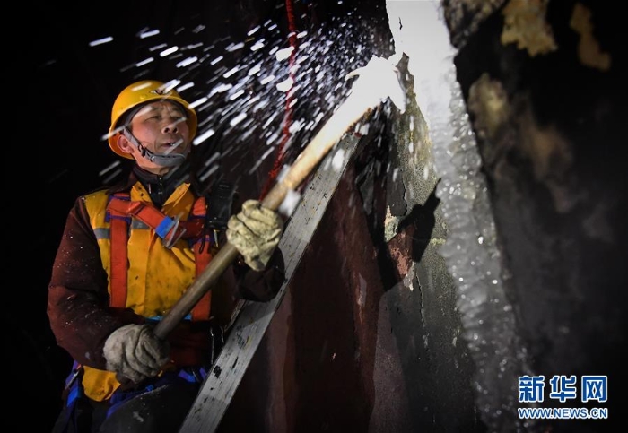 （走基層 聽民聲·圖文互動）（6）風(fēng)雪鐵路打冰人