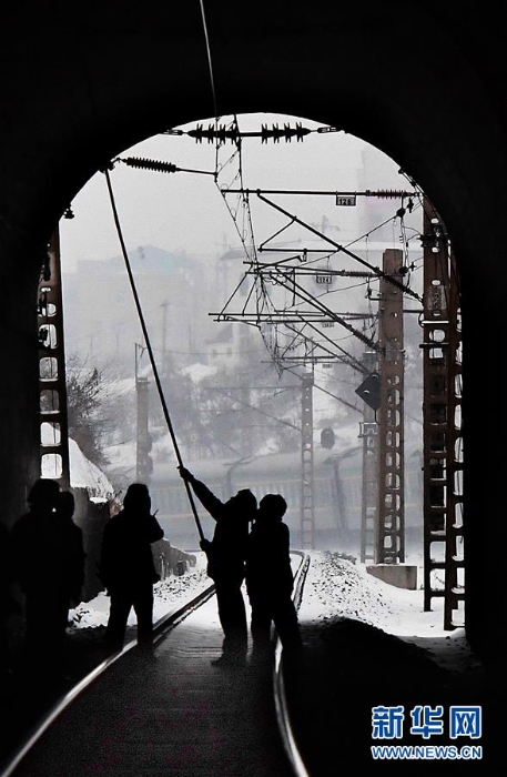 （走基層 聽民聲·圖文互動）（9）風(fēng)雪鐵路打冰人