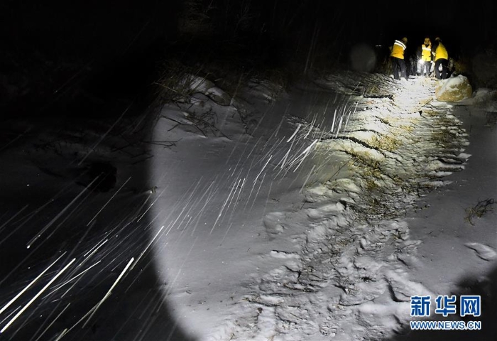 （走基層 聽民聲·圖文互動）（11）風(fēng)雪鐵路打冰人