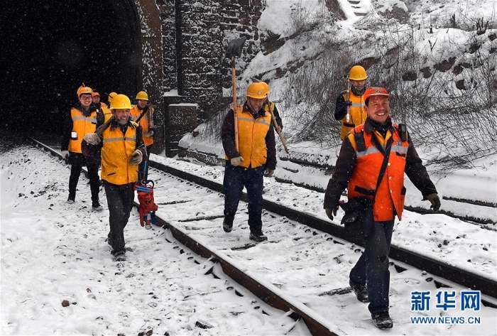 （走基層 聽民聲·圖文互動）（12）風(fēng)雪鐵路打冰人